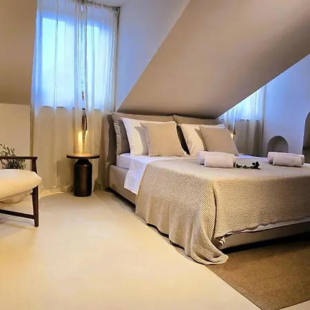 C A S A B E A S T Bed & Breakfast